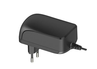 Un bon prix. l'adaptateur noir de courant alternatif D'universel de 24V 1.5A 36W avec branchent la connexion en ligne