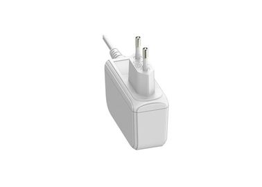 Un bon prix. l'adaptateur universel de courant alternatif De 5V 3A 18W avec l'UE de 2 bornes branchent pour la télévision en circuit fermé etc. en ligne